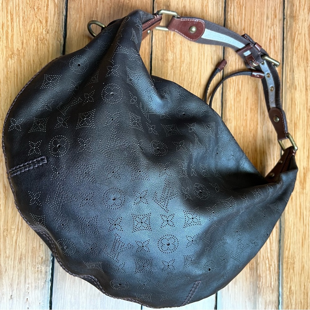Louis Vuitton Mahina Leather Bag. Brown.